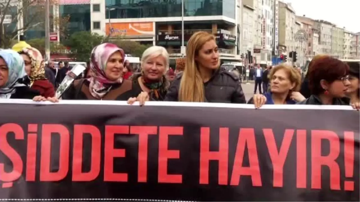 Kadınlar, Şiddete Gül Dağıtarak Hayır Dedi