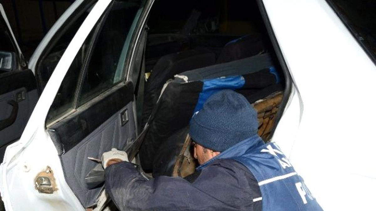 Otomobilin Her Yerinden Kaçak Sigara Çıktı