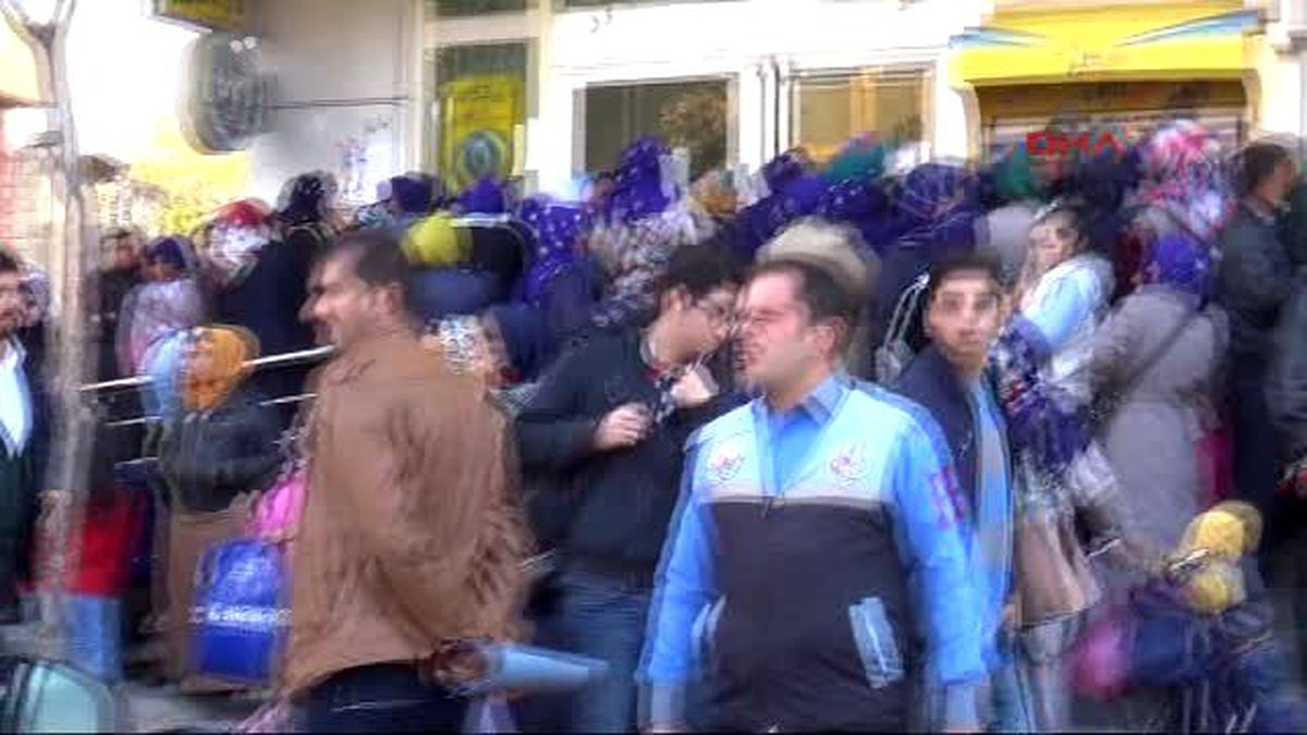 Siverek\'te Kadınlar Eğitim Yardımını Almak İçin Kuyrukta Bekledi