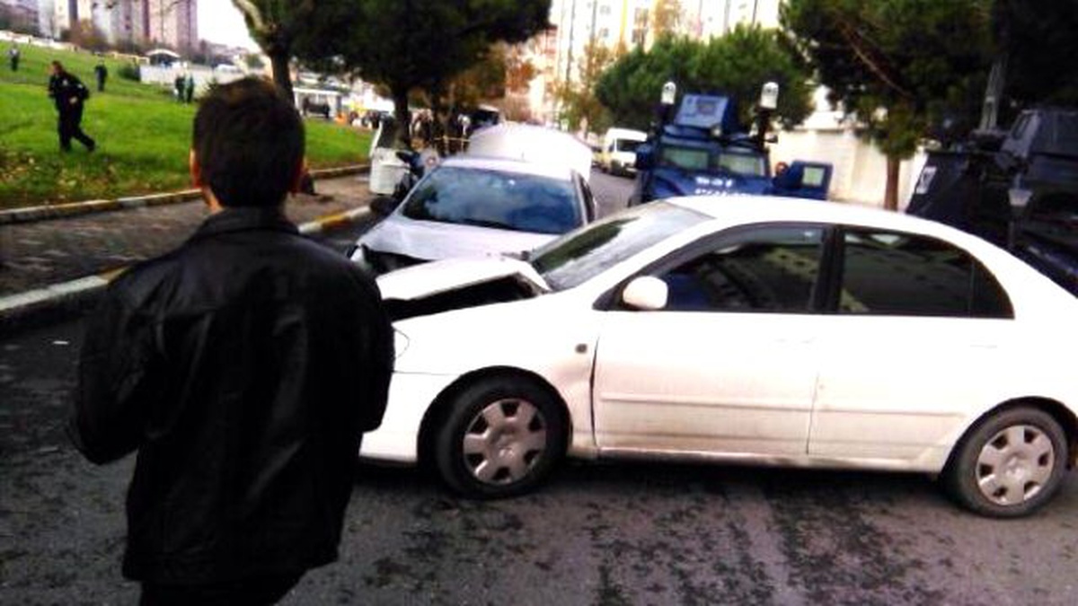Terör Operasyonunda Kaçan Otomobil Polis Aracıyla Çarpıştı