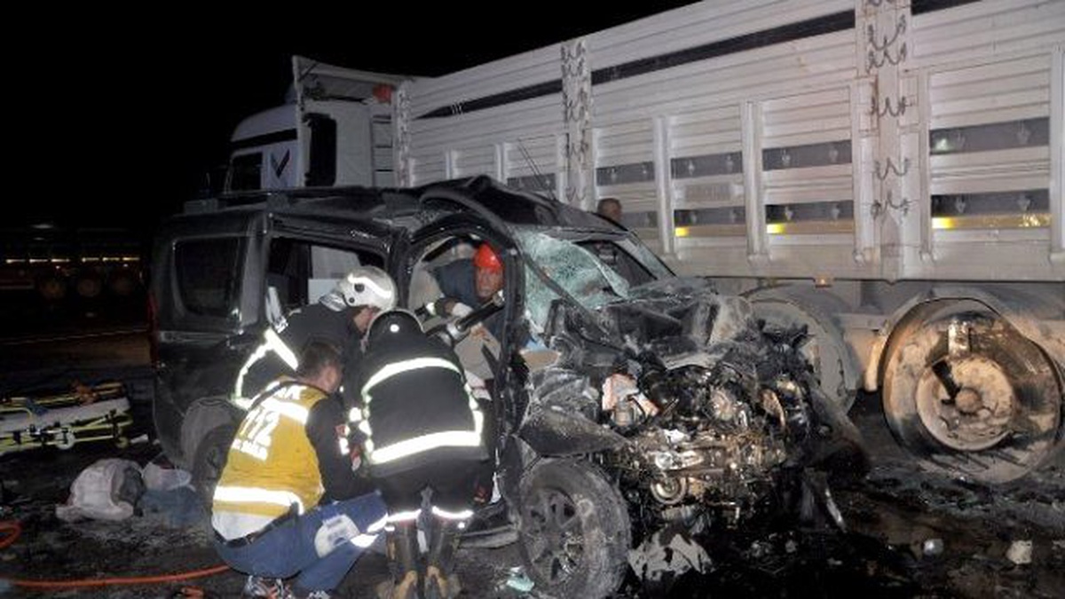Uşak\'ta Trafik Kazası: 3 Ölü, 3 Yaralı