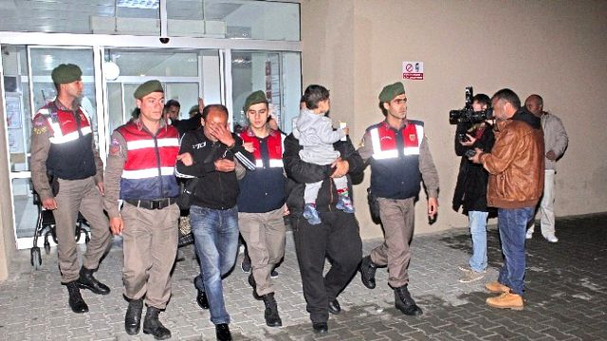 12 Kaçak Göçmeni Can Yelekleri Ele Verdi