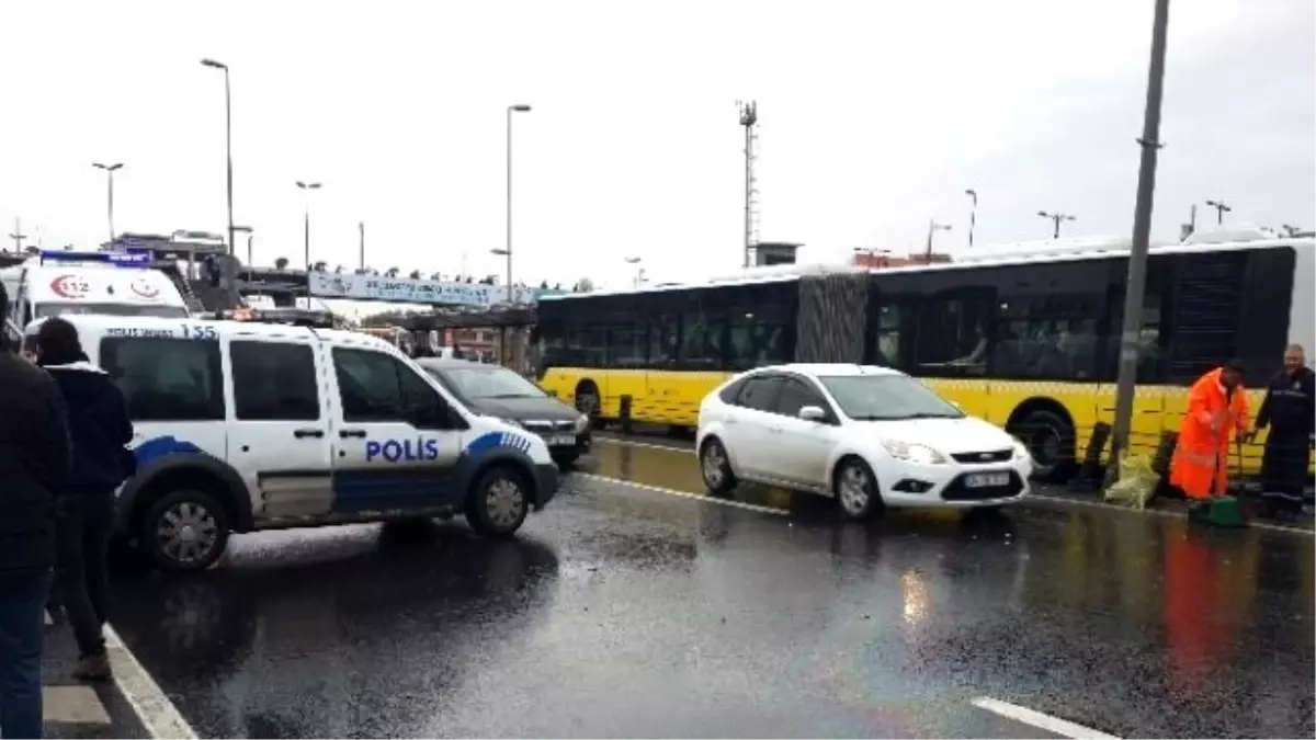 Cevizlibağ Metrobüs Durağı Yanında Kaza: 1 Yaralı