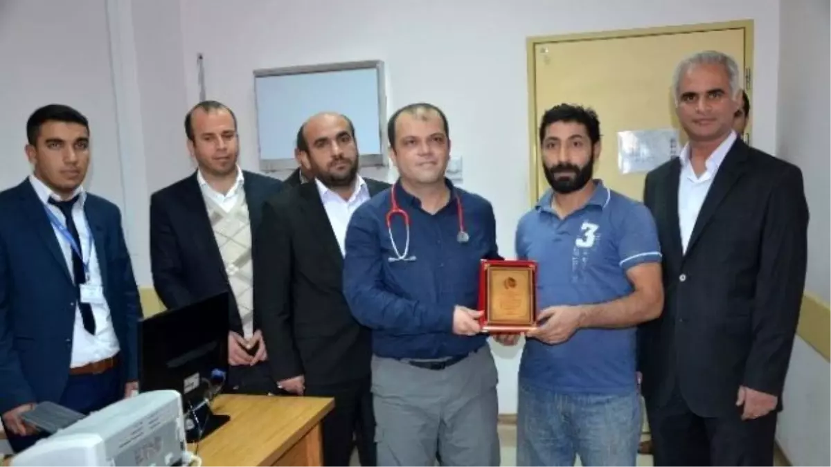 Hastaları ile Yakından İlgilenen Doktora Hasta Yakınlarından Plaket