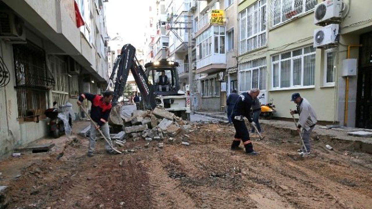 Karşıyaka\'da Asfalt ve Parke Taşı Çalışması
