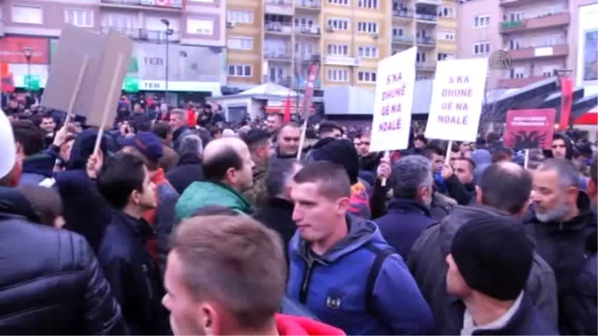 Kosova\'da Hükümet Karşıtı Protesto