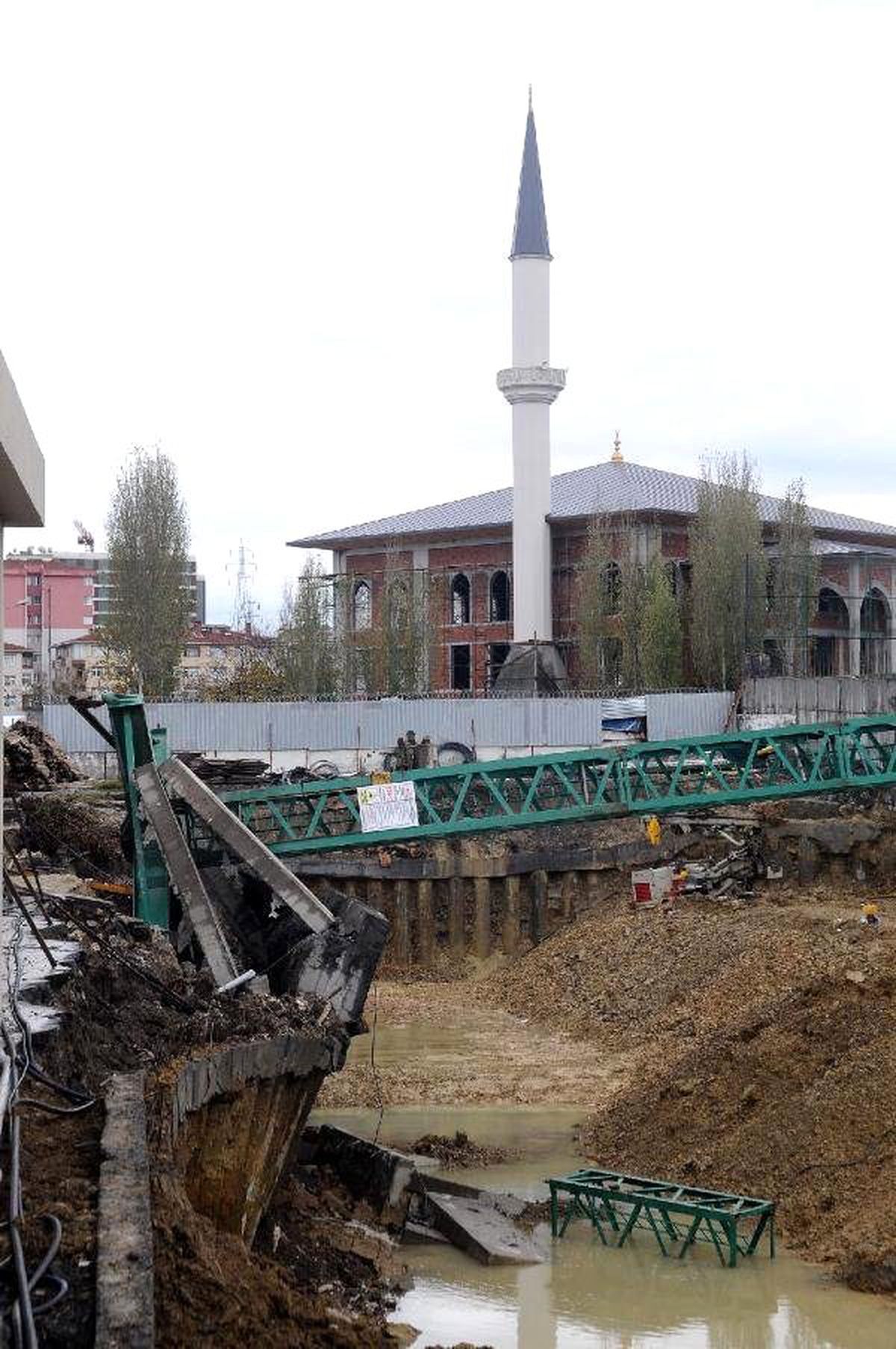 Küçükçekmece\'de Vinç Devrildi: 2 Ölü 2 Yaralı (1)