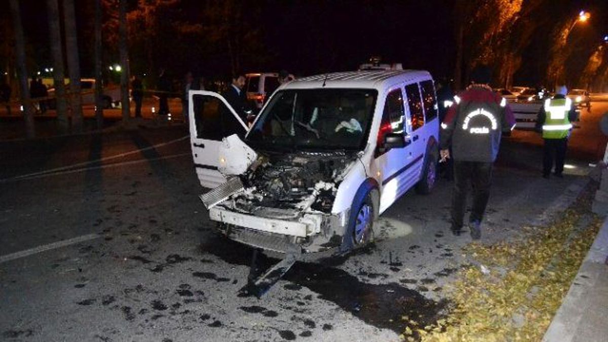 Sivil Polis Aracı ile Kamyon Çarpıştı: 3 Polis Yaralı