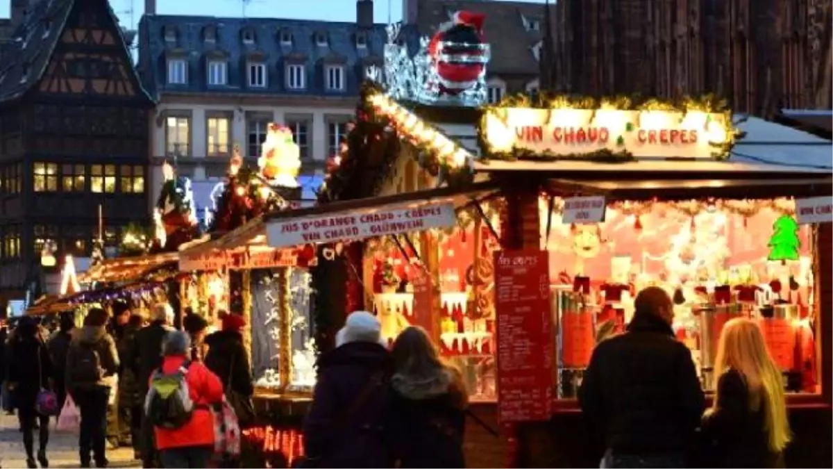 Strasbourg\'da Noel Pazarı Işıl Işıl