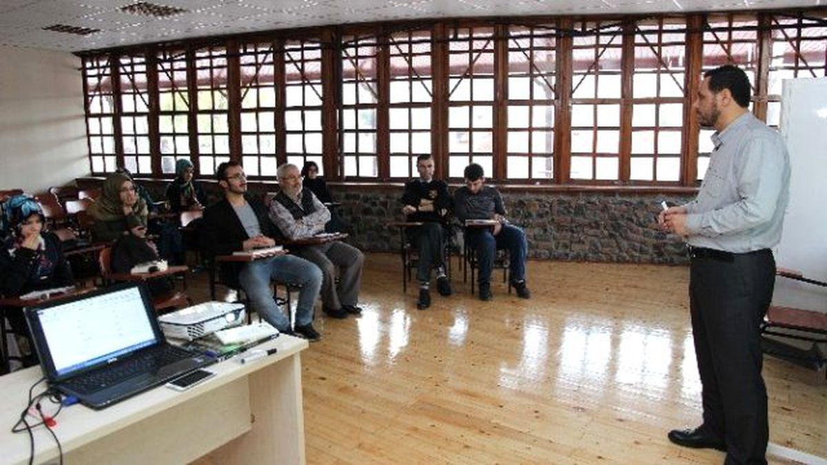 Suriyeli Akademisyenden Arapça Öğreniyor