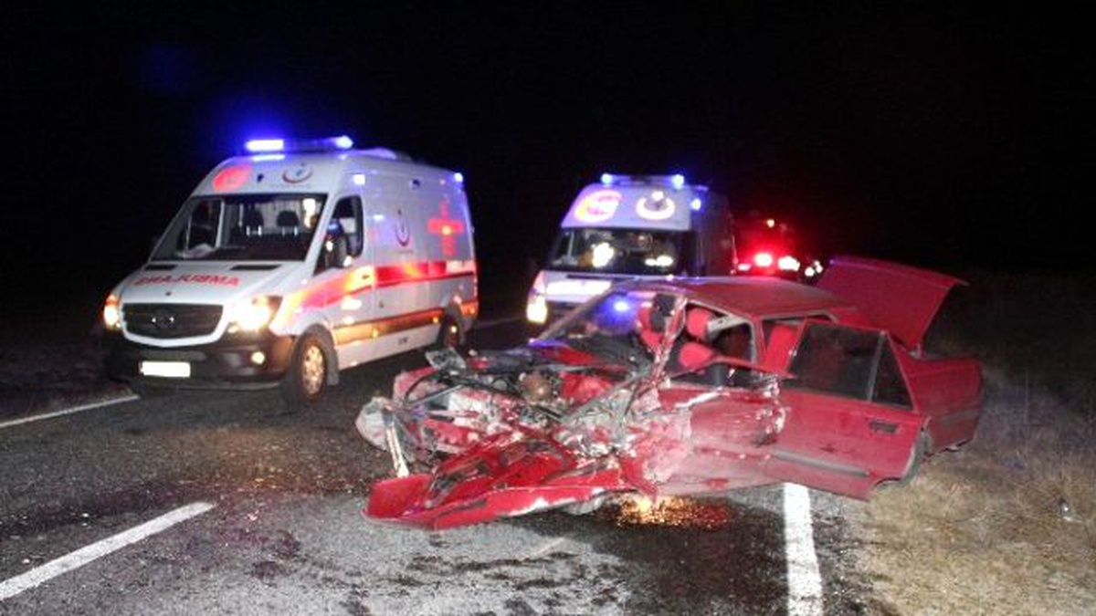 Yunak\'ta Trafik Kazası: 8 Yaralı