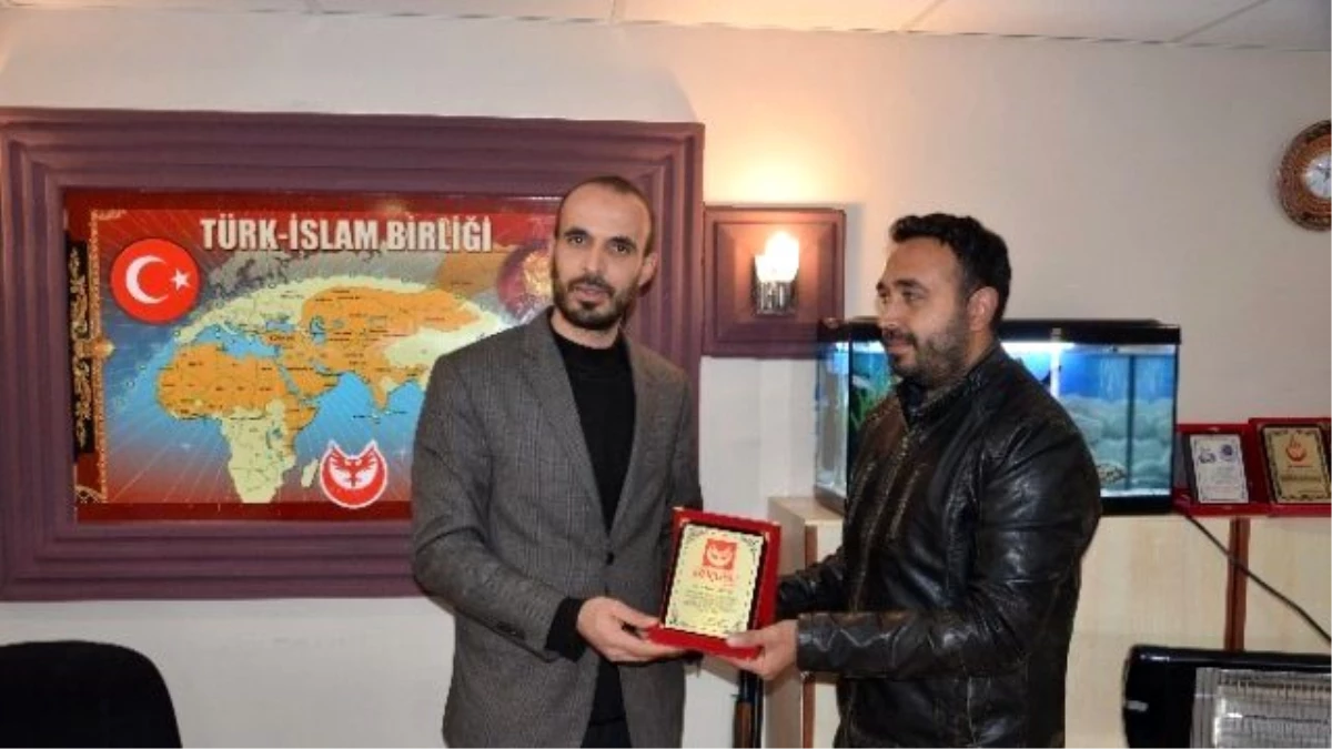 Anadolu Selçuklu Ocakları Genel Başkanı Ayetullah Geçen\'den Basın Mensuplarına Plaket