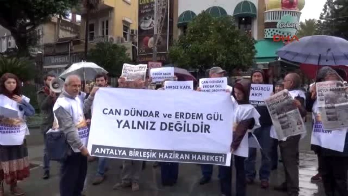 Antalya - Can Dündar ve Erdem Gül\'e Yağmur Altında Destek Protestosu