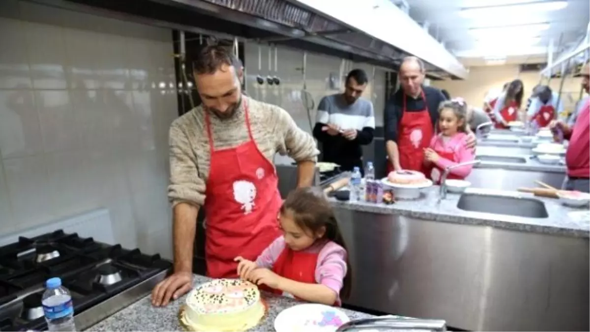 Babalar Çocuklarıyla Pasta Yaptı