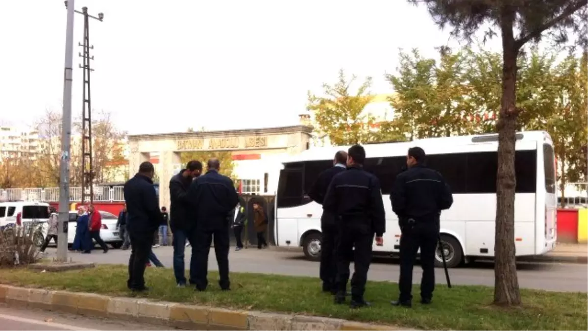 Batmanda Okul Binasına Giren Şahıslar, 4 Öğrenciyi Yaraladı