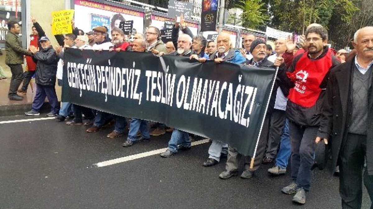 Cumhuriyet Gazetesi Önünde Tutuklu Gazeteciler İçin Protesto