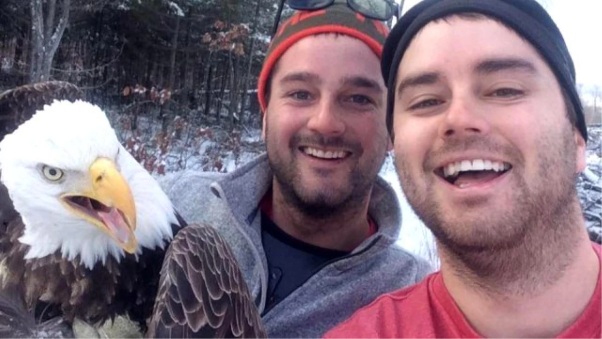 İki Kardeş Kurtardıkları Kartal ile Müthiş Bir Selfie Çekti!