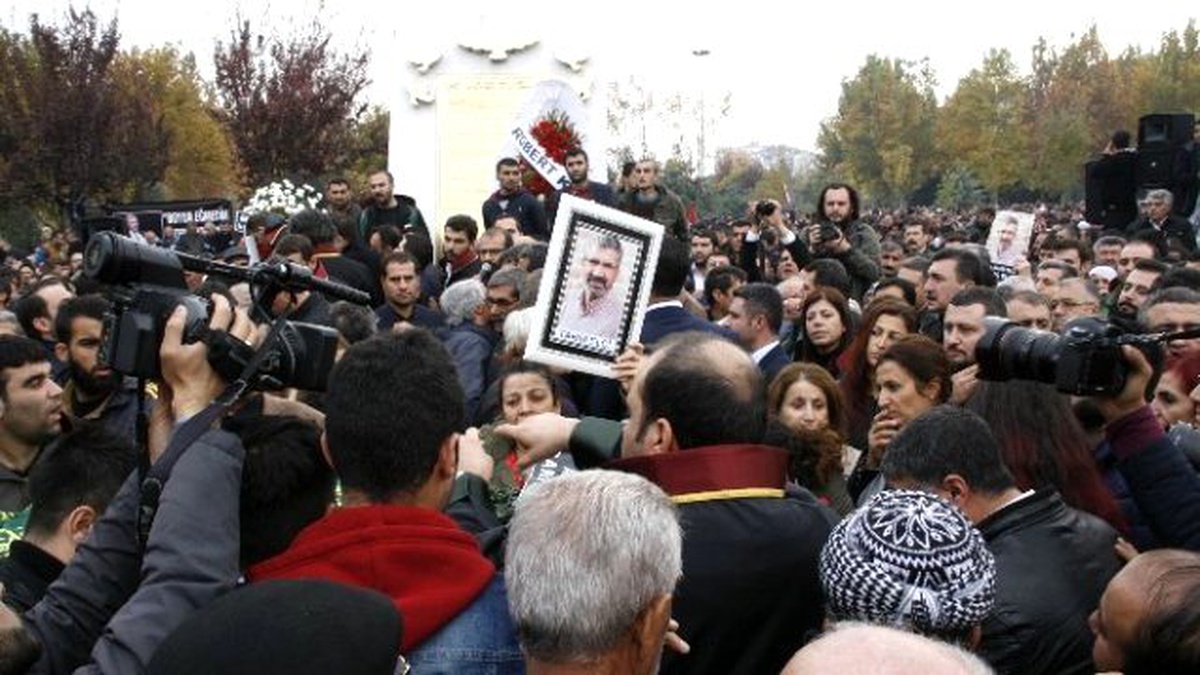 Meslektaşları Tahir Elçi\'yi Cübbeleri ile Uğurladı