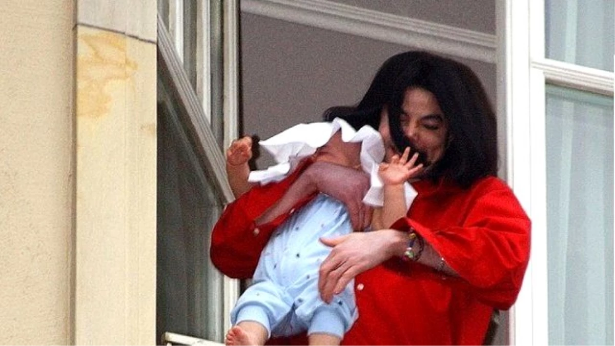 Çılgın Anne, Michael Jackson\'a Özenip Bebeğini Camdan Aşağı Sarkıttı