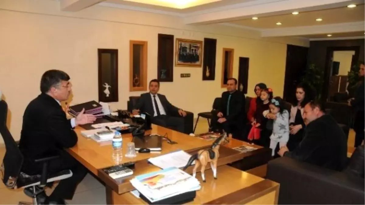 Minik Öğrencilerden Başkan Akdoğan\'a Teşekkür Ziyareti
