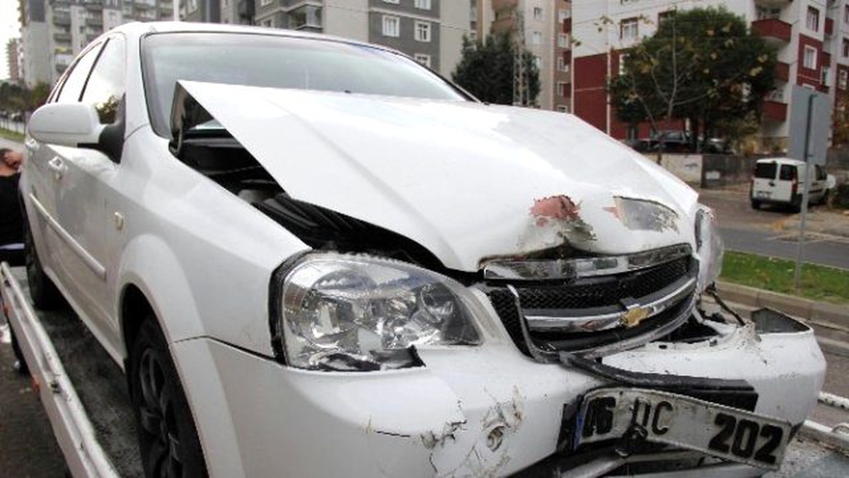 Otomobil Beton Mikseri ile Çarpıştı: 3 Yaralı