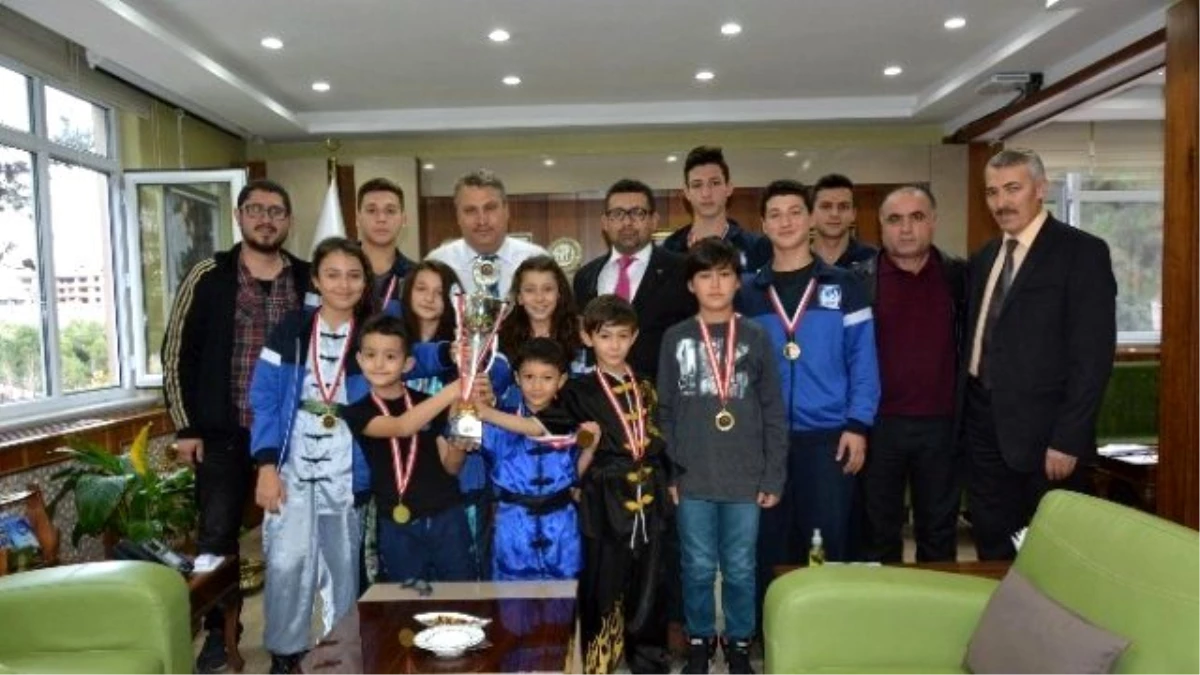 Şampiyon Wushu Sporcuları Sevinçlerini Başkan Çerçi ile Paylaştılar