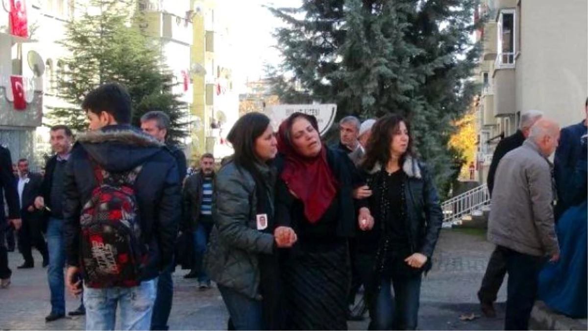 Şehit Polis Elazığ\'da Gözyaşları Arasında Toprağa Verildi