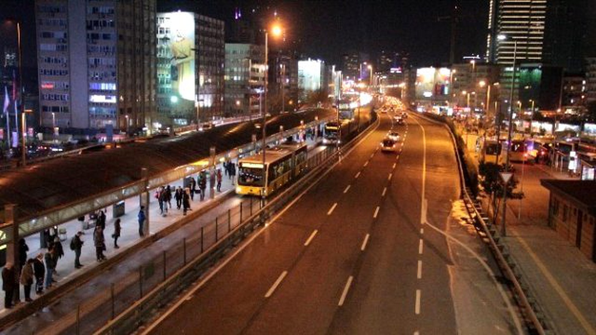 Seyyar Satıcılar ile Zabıta Arasında Bıçaklı Kavga: 2 Yaralı