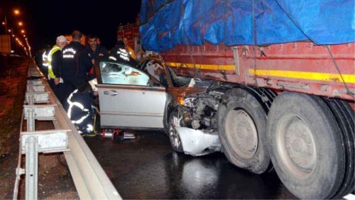 Tır\'a Çarpan Otomobil Sürücüsü Öldü