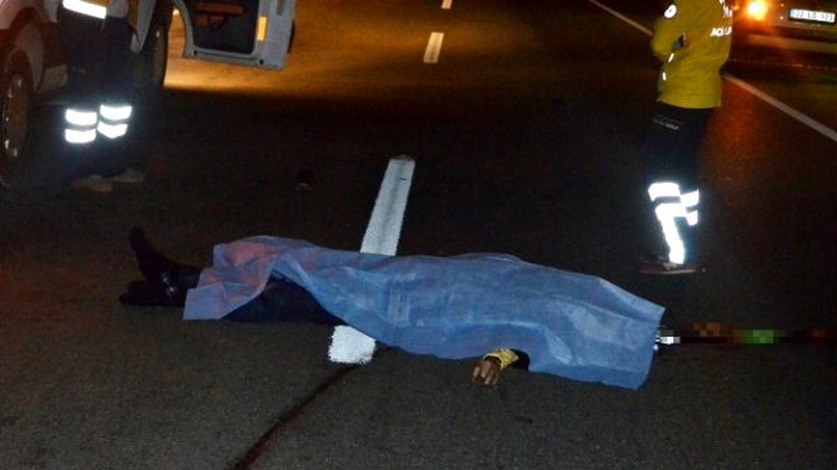Yolun Karşısına Geçmek İsterlerken Araç Çarptı: 1 Ölü, 1 Yaralı