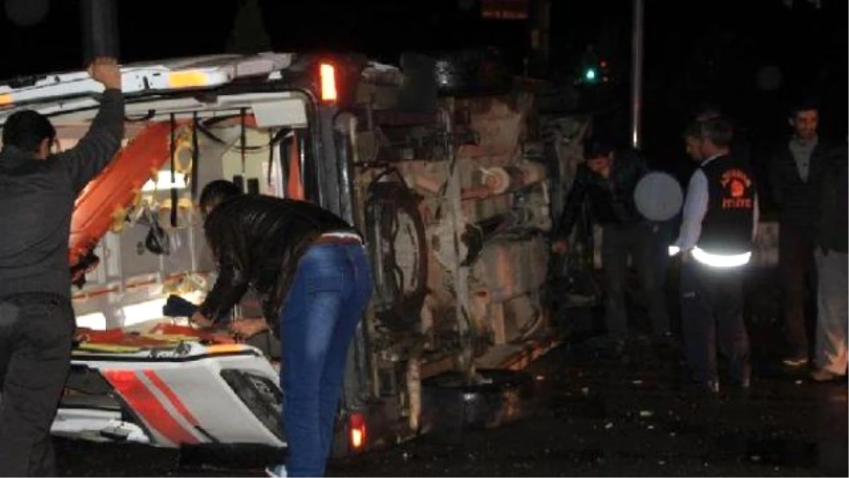 Ambulans ile Otomobil Çarpıştı: 3 Yaralı