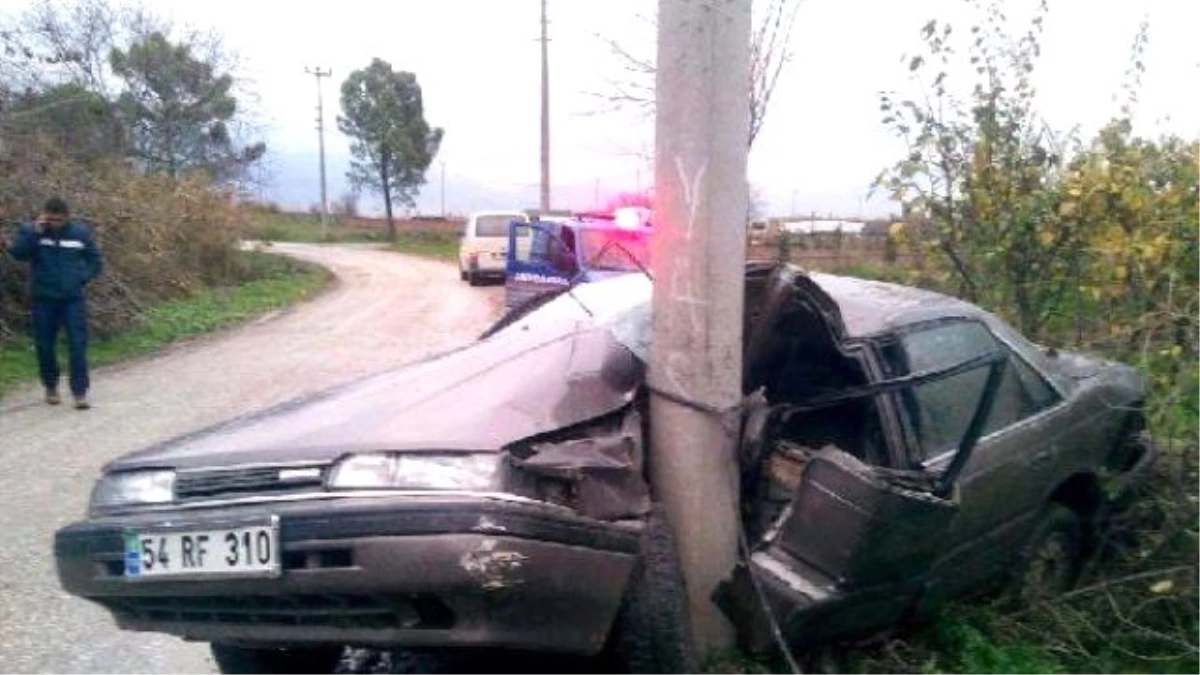 Babasından İzinsiz Aldığı Otomobille Direğe Çarptı: 2 Yaralı