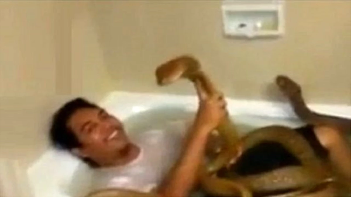 Çılgın Çinli Yılanlarla Birlikte Banyo Yaptı