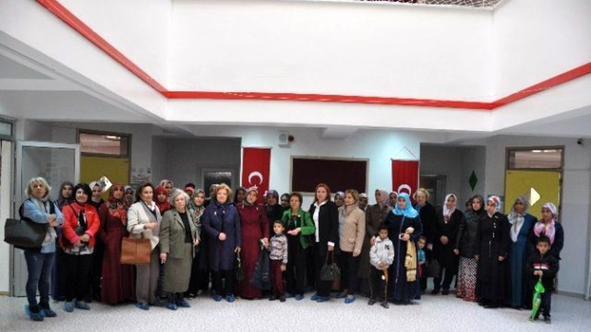 Çocuklar Üşümesin Diye Annelere Yün Dağıtıldı