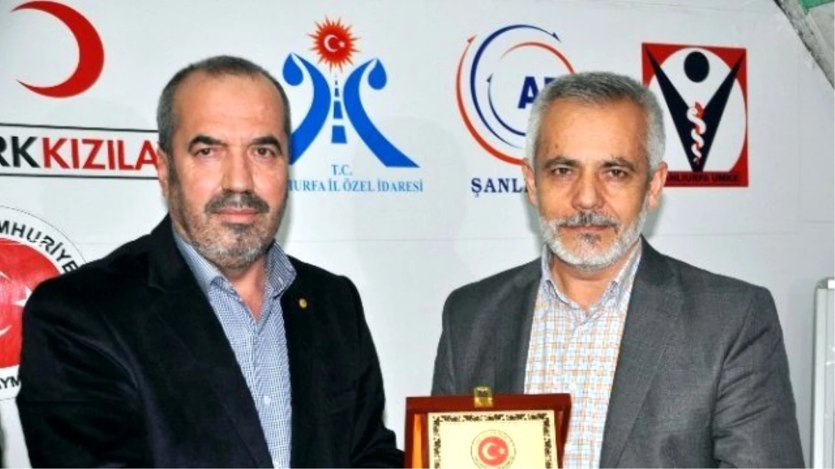 Deniz Feneri Derneği Genel Başkanı Mehmet Cengiz\'e Çadır Kentte Plaket Verildi