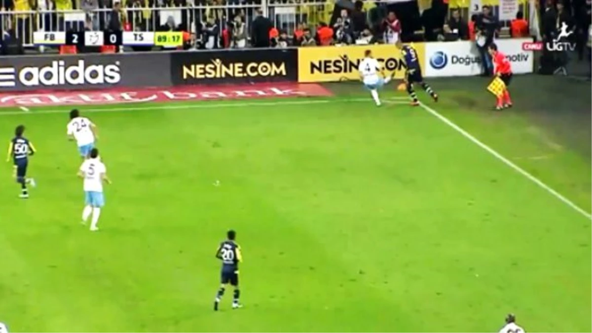 Hakem, Fenerbahçe\'nin 2. Golü Öncesinde Korner Yerine Taç Kararı Verdi