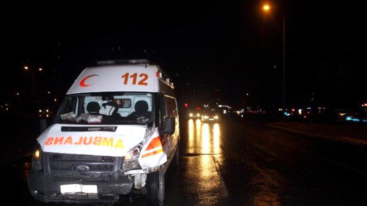 Kaza Yerine Giden Ambulansa Servis Minibüsü Çarptı: 5 Yaralı
