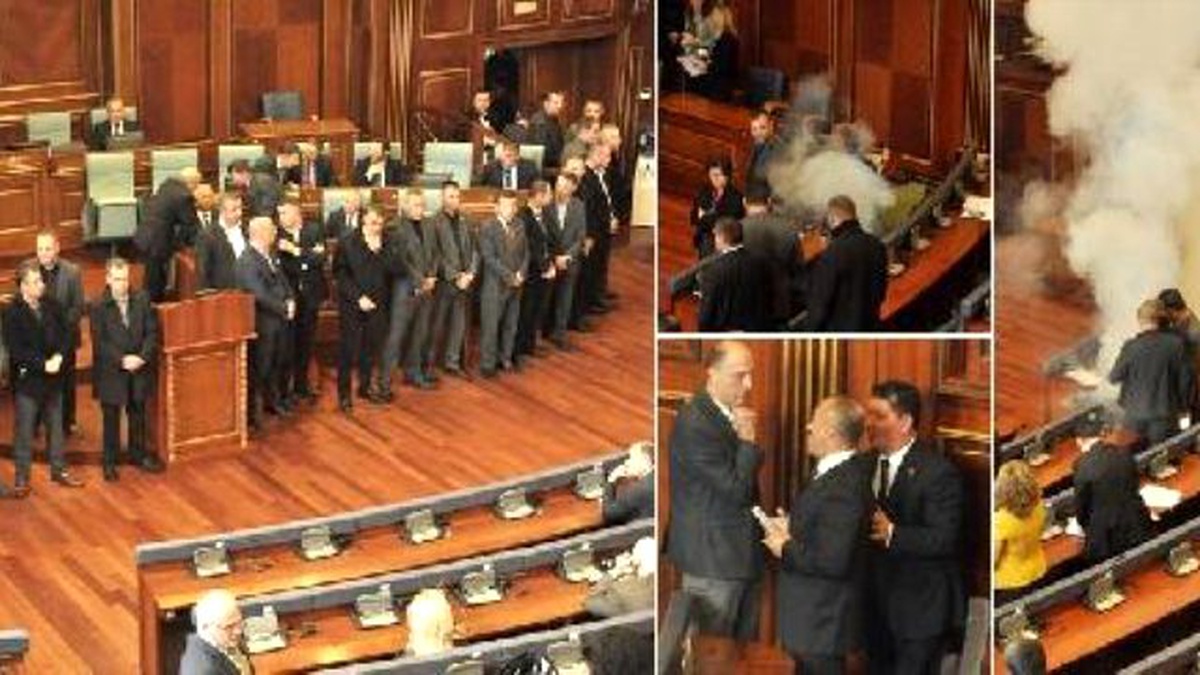 Kosova\'da Muhalefet Meclis\'te Yine Göz Yaşartıcı Gaz Kullandı