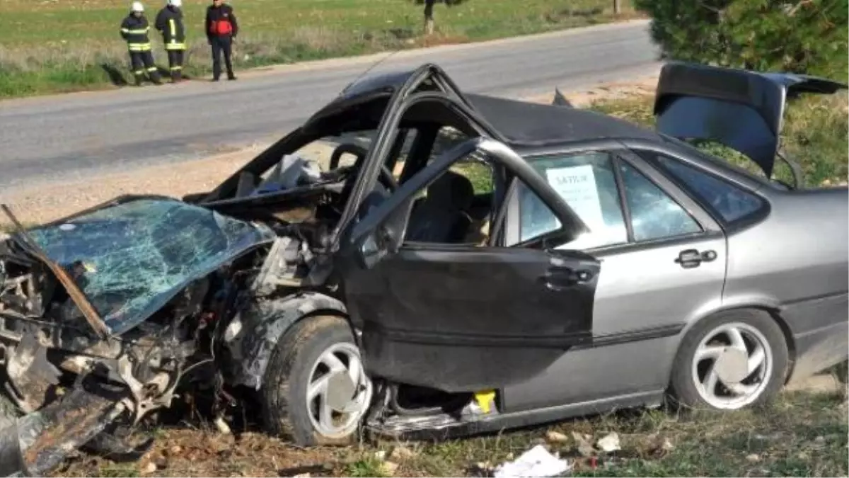 Otomobil Elektrik Direğine Çarptı, Sürücü Yaralandı