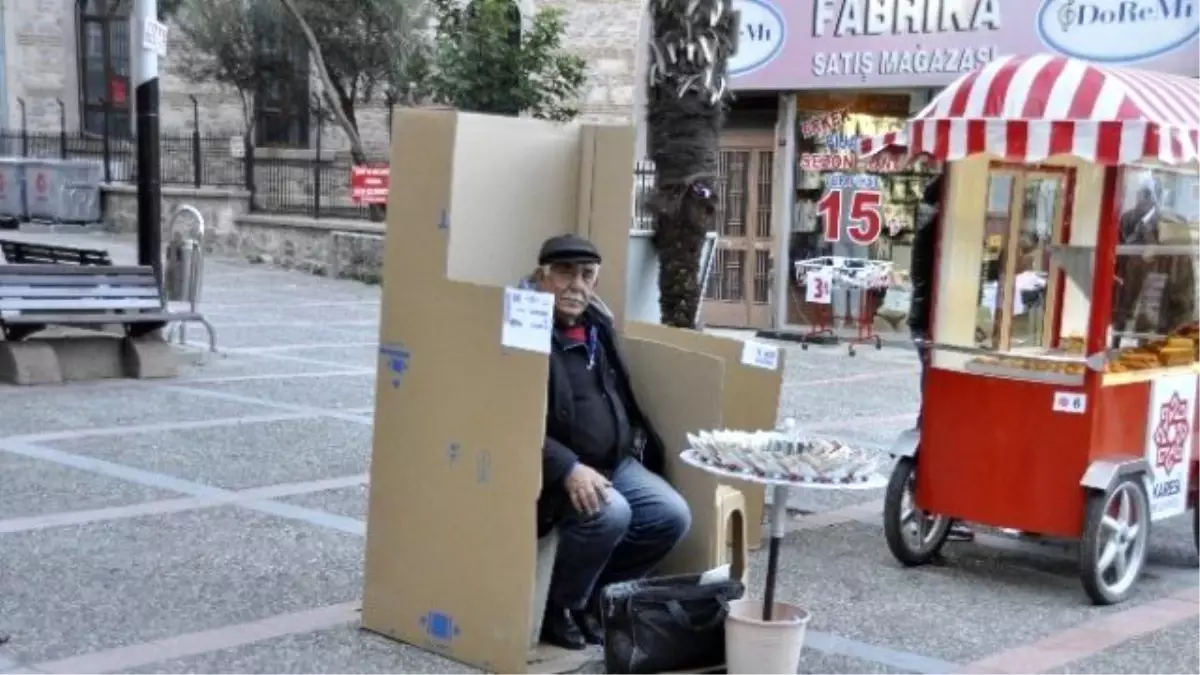 Bilet Satıcı Soğuktan Böyle Korunuyor