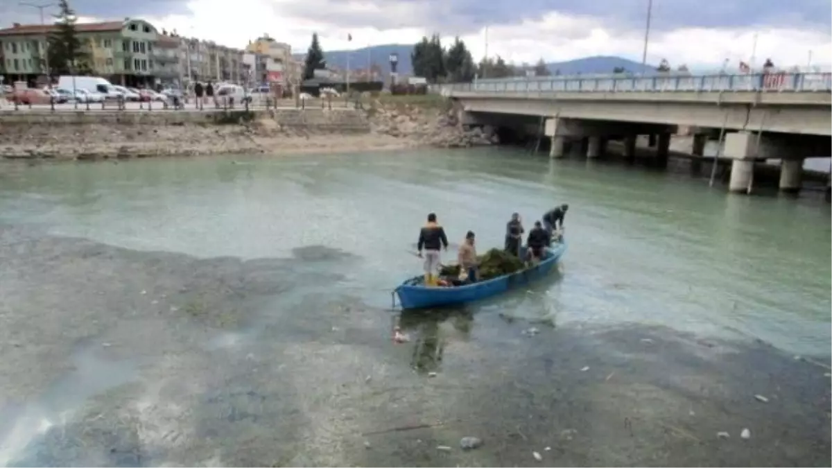 Beyşehir Gölü\'nde Balıkçı Tekneleriyle Katı Atık Temizliği