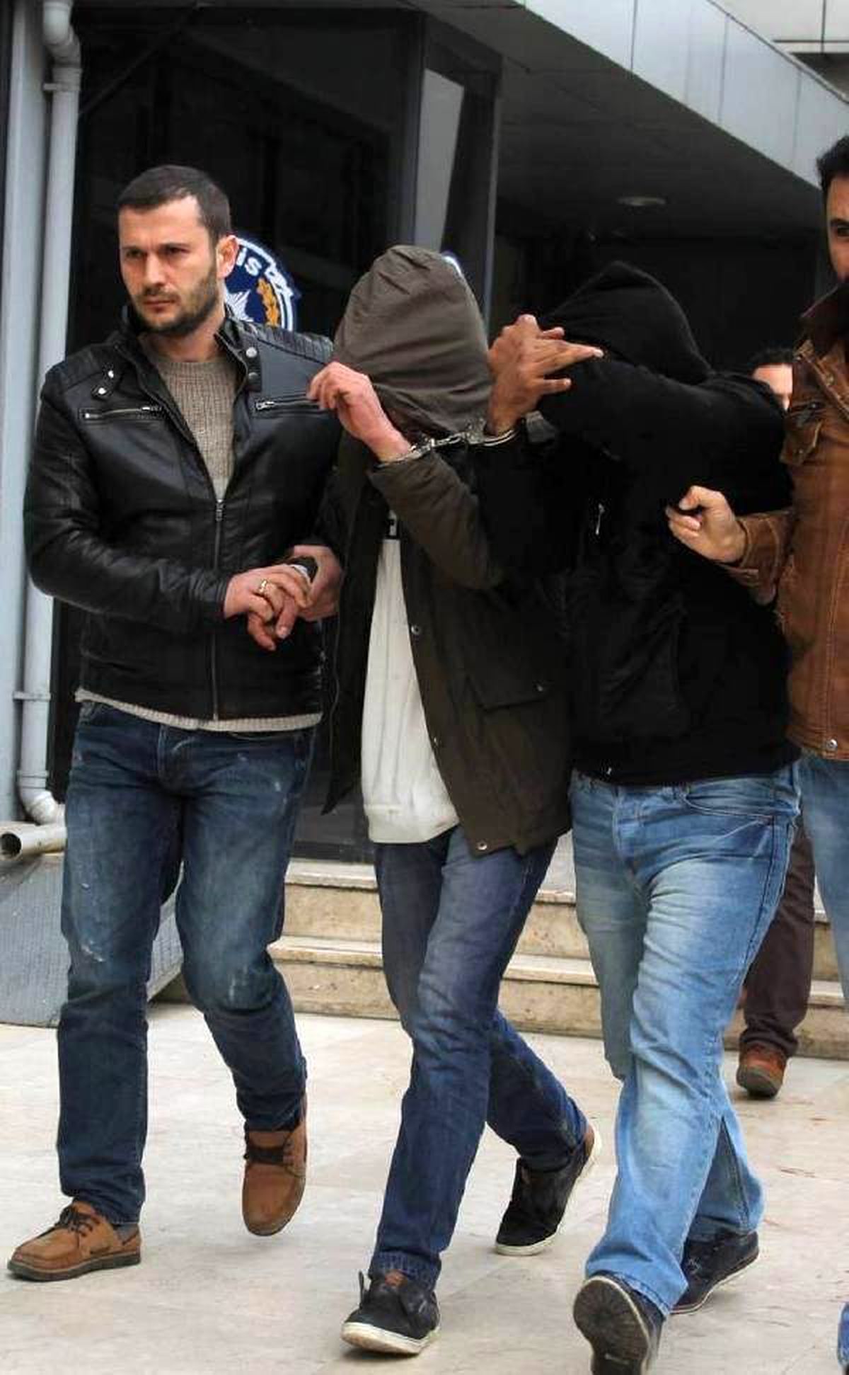 Çaldığı Şalı Sevgilisine Hediye Etti