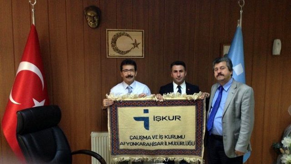 Dinar\'da 20 Kişi Halı Kursunu Tamamlayarak Sertifikalarını Aldı