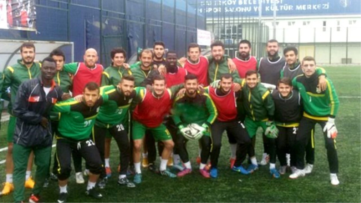 Eboue, Amatör Lig Ekiplerinden Yeşilköyspor\'la Antrenmanlara Çıkıyor