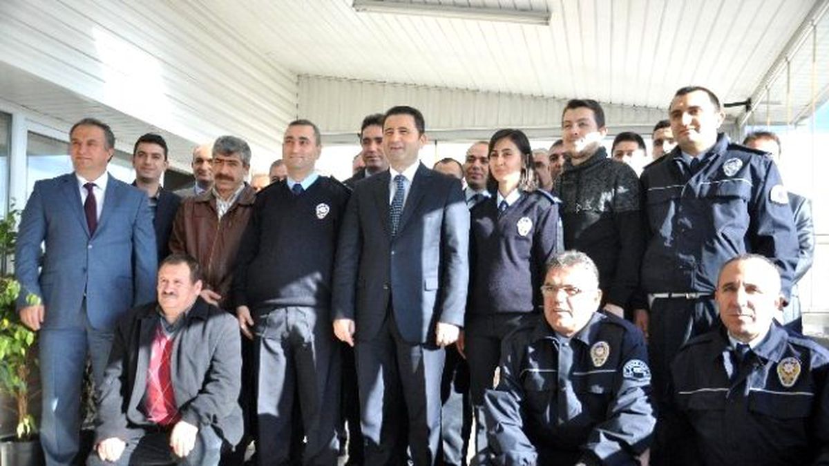 Emniyet Müdürü Onar Personeline Altın Hediye Etti