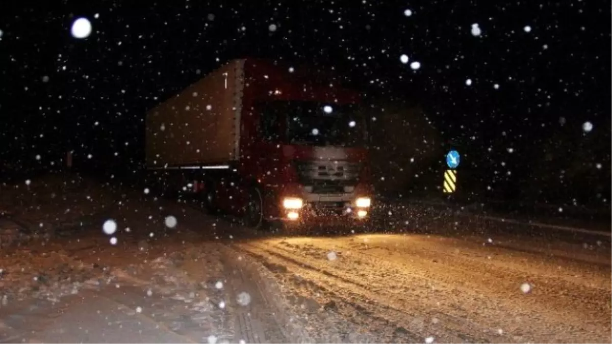 Erzincan\'da Kar Yağışı ve Tipi Ulaşımı Aksattı