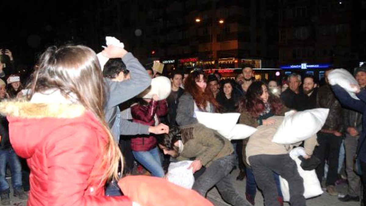 Eskişehir\'de Gençlerin Yastık Kavgası