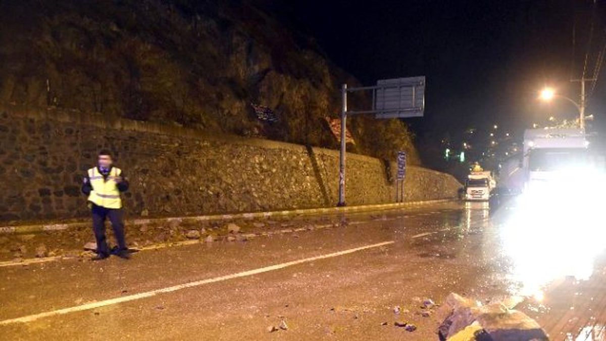 Gümüşhane-trabzon Karayolunda Heyelan