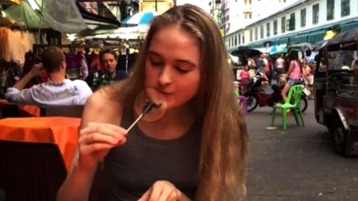 Güzel Model Kızartılmış Akrep Yedi!