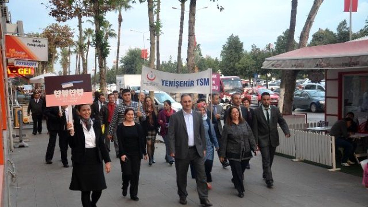 Halk Sağlığı Çalışanları \'Sağlıklı Dişler\' İçin Yürüdü